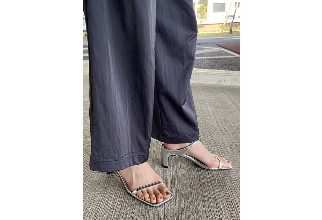 【ストラップ＆ミュールサンダル】サッと履けて気分が上がる。“秒で履ける”おしゃれサンダル特集2026