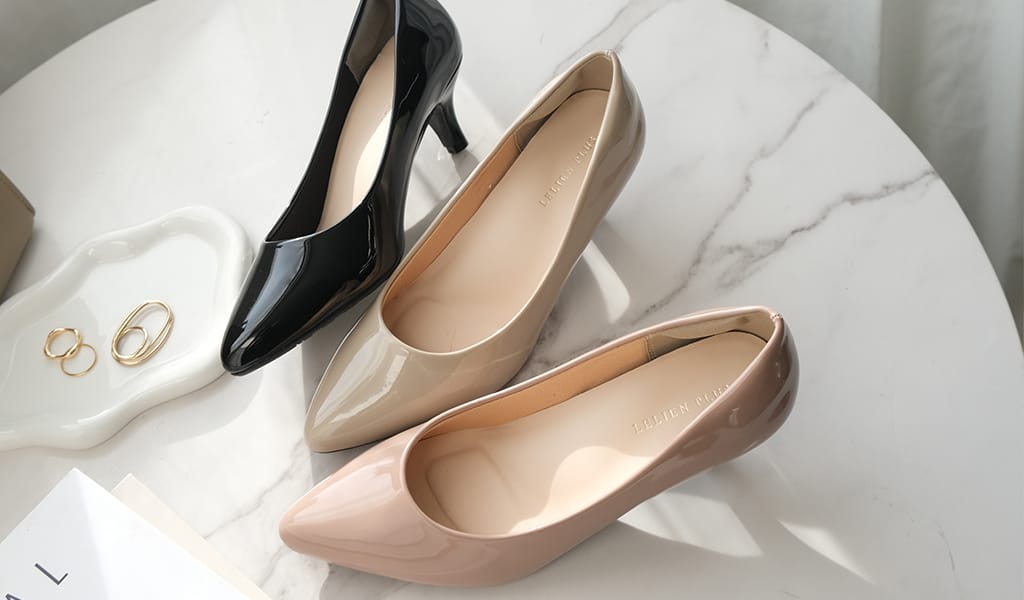 【2026年最新版】雨でもおしゃれに快適に。通勤にも頼れる“歩きやすいレインパンプス”