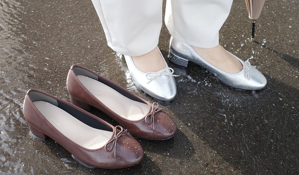 【2026年最新版】雨でもおしゃれに快適に。通勤にも頼れる“歩きやすいレインパンプス”