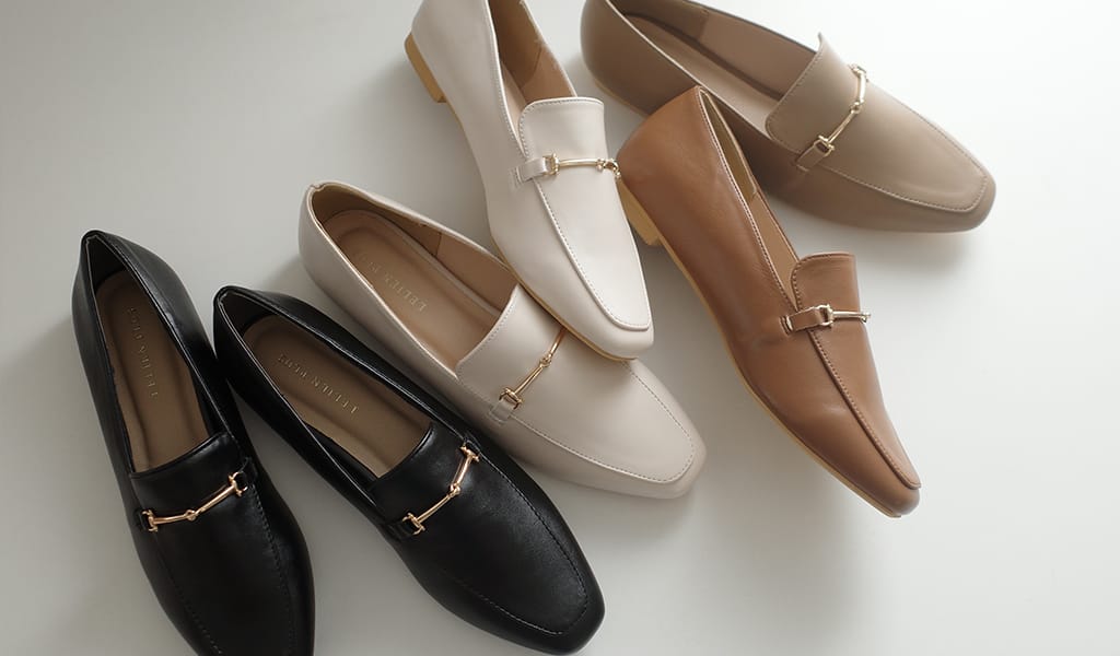 スニーカーより上品、パンプスより楽。春の休日を彩る「ローファー・クロッグシューズ」