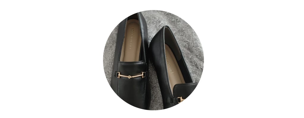 スニーカーより上品、パンプスより楽。春の休日を彩る「ローファー・クロッグシューズ」