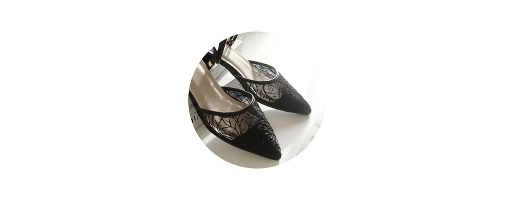 「サンダル未満、パンプス以上」がちょうどいい。フットネイルを気にせず楽しむ大人の抜け感シューズ